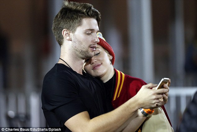 Ya no ocultan su amor: Miley Cyrus y Patrick Schwarzenegger se besan en público