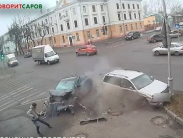 Impactante: Peatón se salvó de milagro tras brutal choque en Rusia