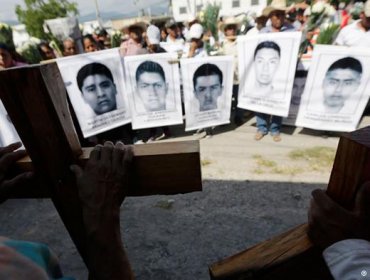 El gobierno mexicano recibe a familiares de los 43 jóvenes desaparecidos.