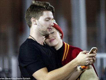 Ya no ocultan su amor: Miley Cyrus y Patrick Schwarzenegger se besan en público