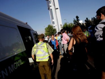 Hasta Con vehículos de carabineros transportan a santiaginos.