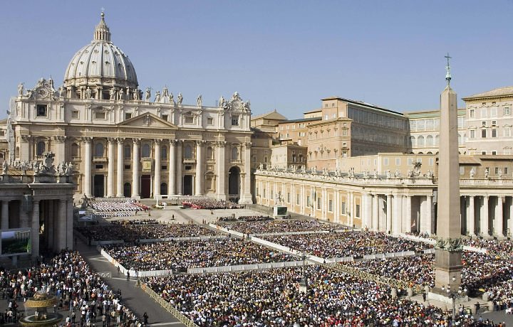 Feministas protestan semidesnudas en el Vaticano