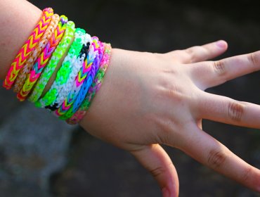 Científicos alertan sobre las pulseras “Loom Bands”: Tienen componentes cancerígenos