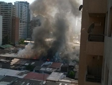 Voraz incendio se registra en el centro de Santiago