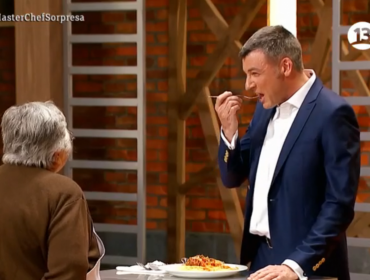 Abuelita Eliana no pierde el tiempo y coqueteó de lo lindo con jurado de “MasterChef”