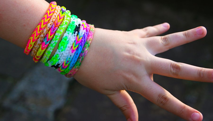 Científicos alertan sobre las pulseras “Loom Bands”: Tienen componentes cancerígenos