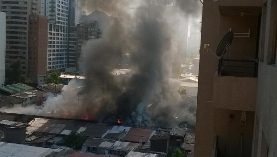 Voraz incendio se registra en el centro de Santiago