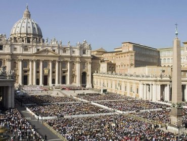 Feministas protestan semidesnudas en el Vaticano