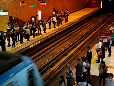 Nueva emergencia en el Metro: Persona se lanzo a las vías en Estación Moneda