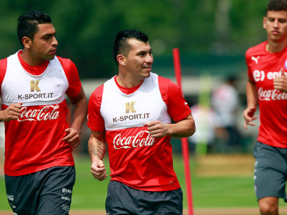 Gonzalo Jara reemplazaría a Lichnovsky para jugar ante Uruguay