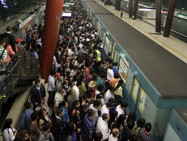 Sindicato de metro explicó que la empresa solo ocupa $340 pesos del valor del pasaje y el resto se va al Transantiago