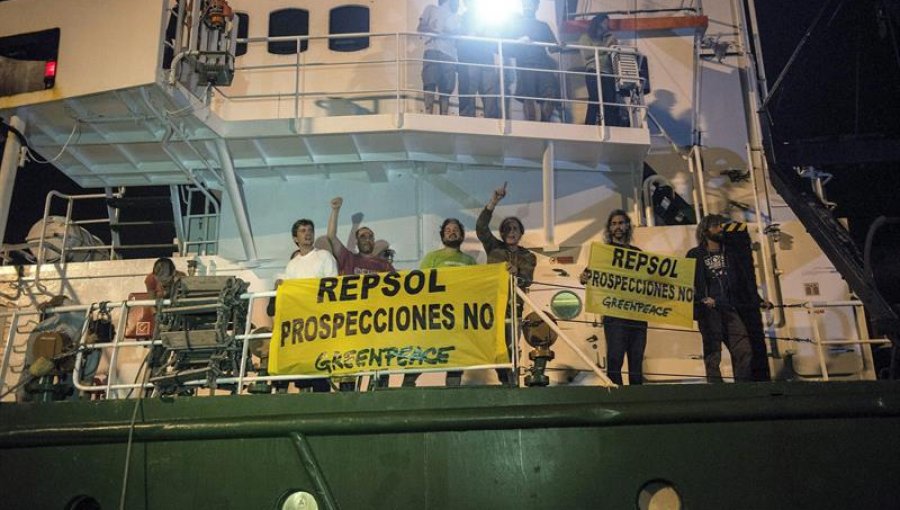 Video muestra como lancha de armada española embiste a una activista de Greenpeace