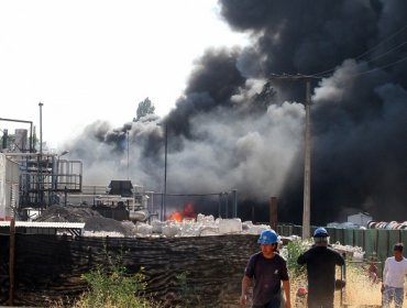 15 compañías de bomberos trabajaron en control de incendio en Quilicura