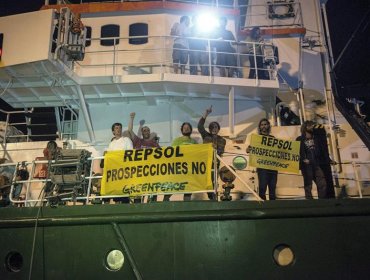 Video muestra como lancha de armada española embiste a una activista de Greenpeace