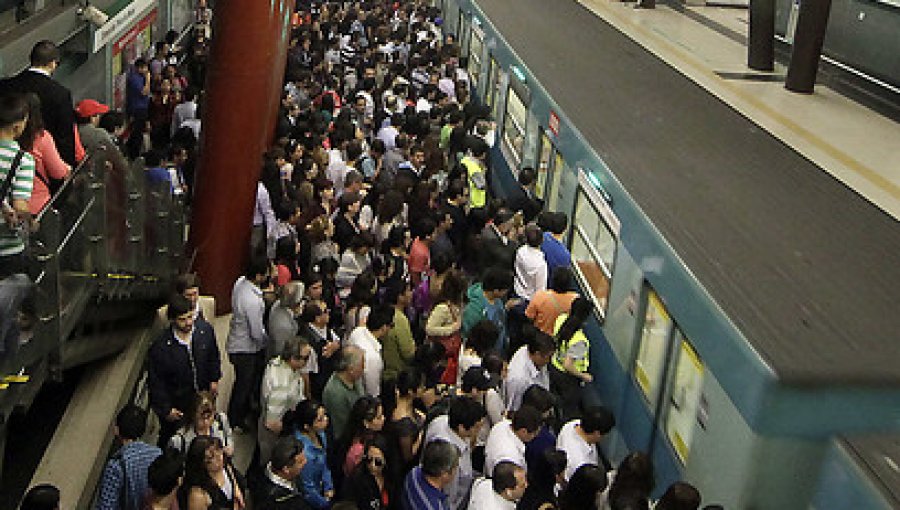 Sindicato de metro explicó que la empresa solo ocupa $340 pesos del valor del pasaje y el resto se va al Transantiago