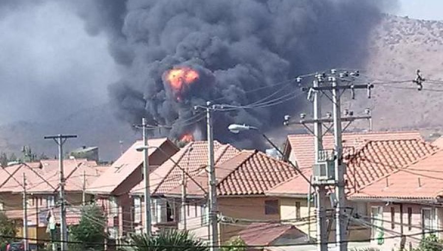 Mega incendio afecta a empresa química en Quilicura