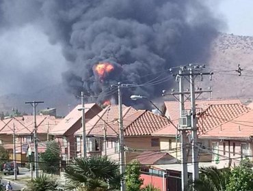 Mega incendio afecta a empresa química en Quilicura