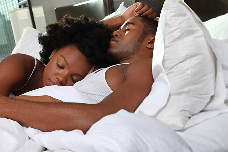 ¿Cómo duermes con tu pareja? Te contamos la posición y lo que dice de su relación
