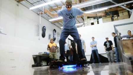 El legendario Tony Hawk se convirtió en el primero en patinar un skate volador