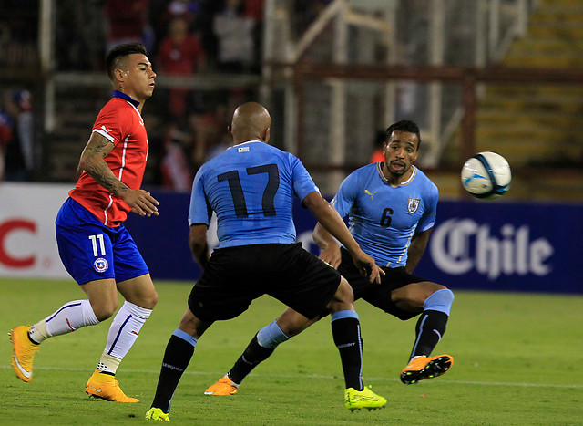 Uruguay sin Suárez le gana a un Chile sin “Valdivia”