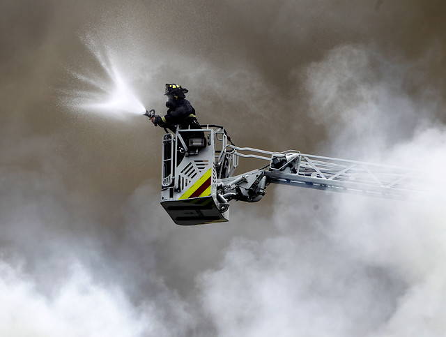 17 casas destruidas, una persona desaparecida y un bombero en estado grave deja incendio en Santiago Centro