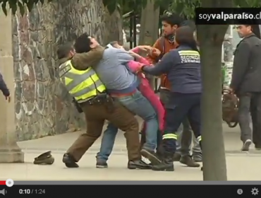 Video muestra confuso arresto a pasajero de microbús en Viña del Mar