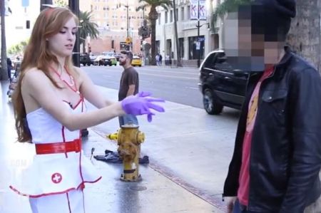 Video: Una sexy enfermera sorprendió a los transeúntes con exámenes testiculares gratuitos