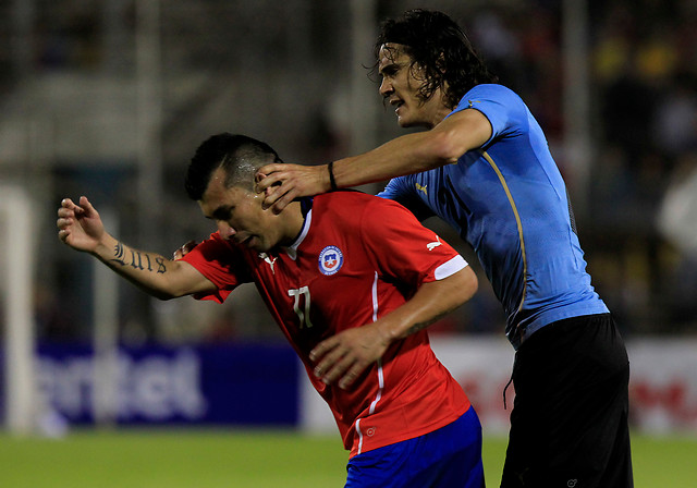 Fotos: Alexis Sánchez y Gary Medel tuvieron un fuerte encontrón en el partido ante Uruguay