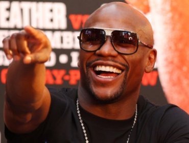 Video: Floyd Mayweather publicó ardiente escena con diez mujeres casi desnudas