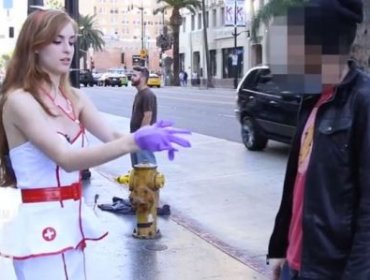 Video: Una sexy enfermera sorprendió a los transeúntes con exámenes testiculares gratuitos