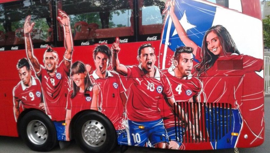 Chica farandulera es pintada en el bus de la selección