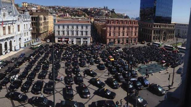 Un "mar de colectivos" repleta la Plaza Sotomayor de Valparaíso