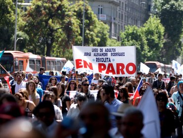 Profesores disidentes marchan por la Alameda