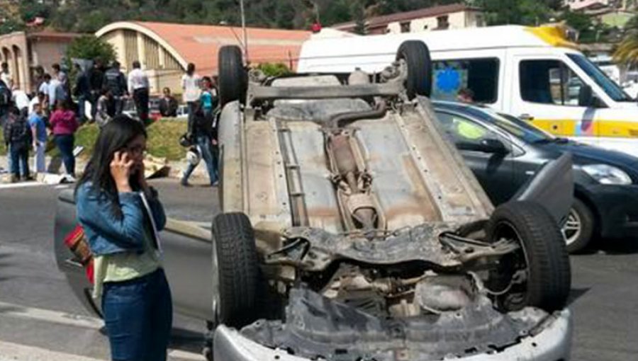 Violento choque entre camión y vehículo menor en Valparaíso