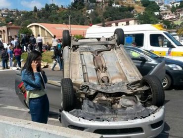 Violento choque entre camión y vehículo menor en Valparaíso