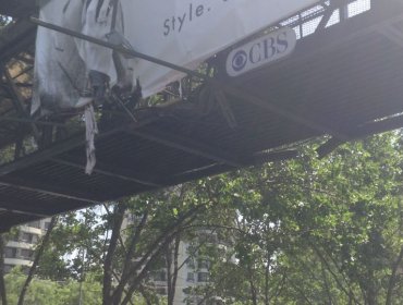 Seis heridos deja choque de un camión grúa en pasarela ubicada frente al Parque Arauco