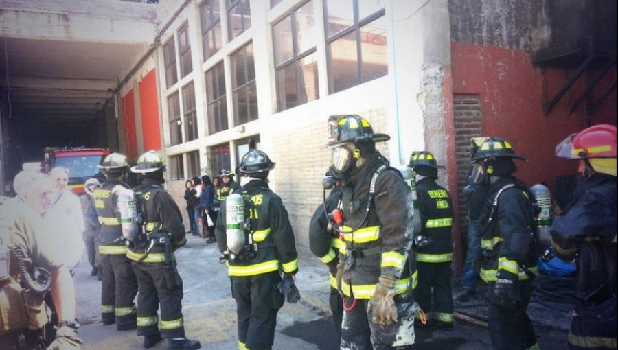 Bomberos controló incendio generado en dependencias de Mega