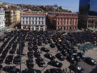 Un "mar de colectivos" repleta la Plaza Sotomayor de Valparaíso