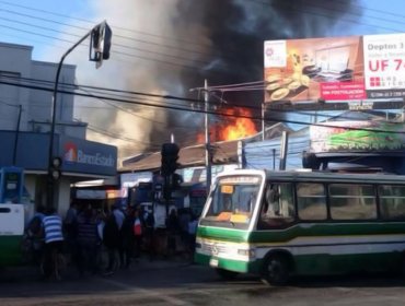 Más de 10 compañías de bomberos trabajan en feroz incendio en pleno centro de Curicó