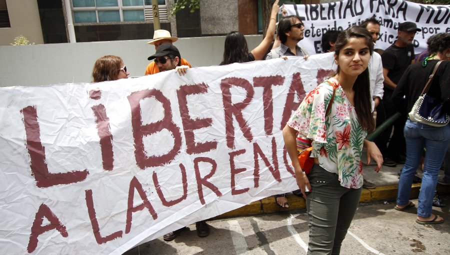 Familiares y amigos de chileno detenido en México protestan ante embajada