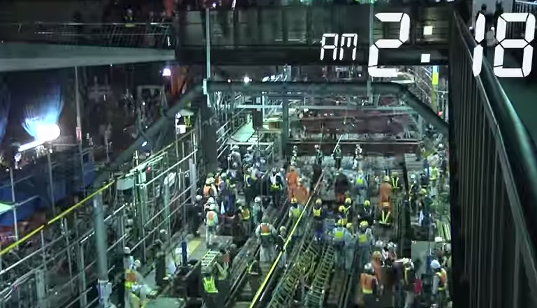 Impresionante: 1.200 japoneses construyen obra ferroviaria en cuatro horas y sin interrumpir el servicio