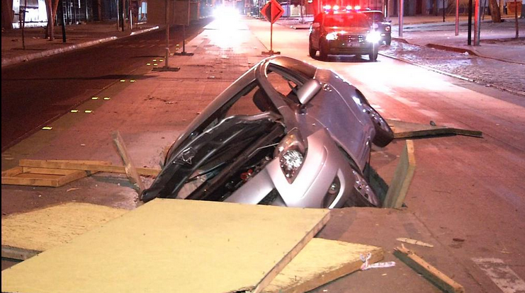 Auto queda atrapado en hoyo gigante en plena calle de Estación Central