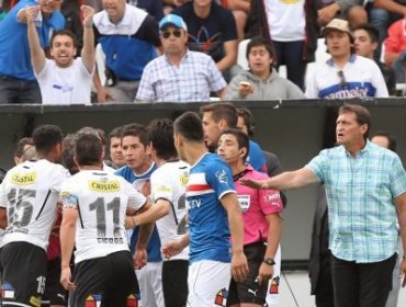 El fuerte encontrón entre Gonzalo Fierro y Cristián Álvarez durante el partido de U. Católica vs Colo Colo