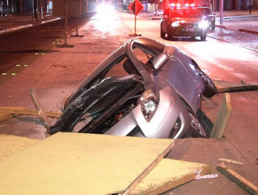 Auto queda atrapado en hoyo gigante en plena calle de Estación Central