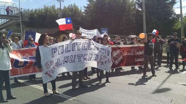 Paro docente: Profesores disidentes lanzaron huevos a sede gremial en Santiago