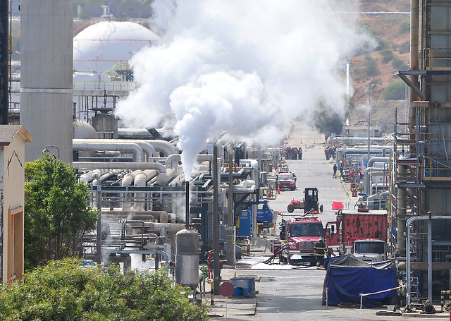 Dos lesionados dejó incendio en Refinería ENAP de Concón