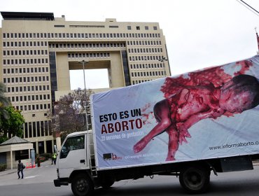 Hombres destruyen propaganda anti aborto en Concepción