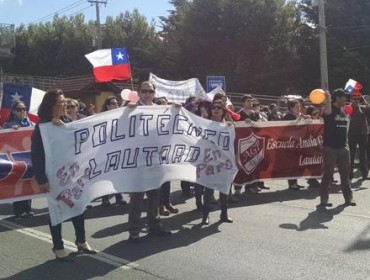 Paro docente: Profesores disidentes lanzaron huevos a sede gremial en Santiago