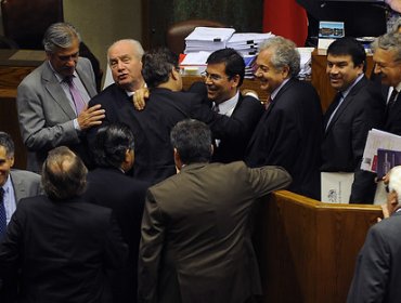 Sueldos de parlamentarios aumentará hasta en $500 mil tras reajuste del 6%