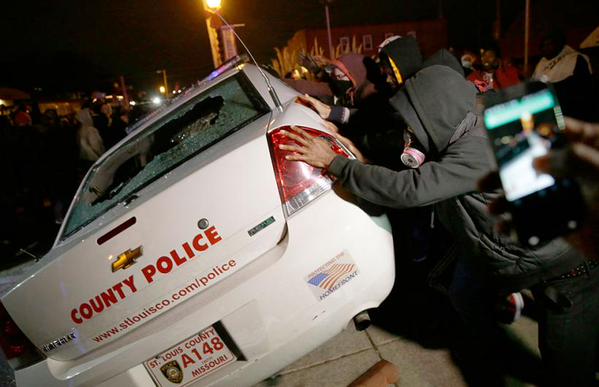 La no imputación del policía que mató al joven negro indigna a Ferguson(EEUU)